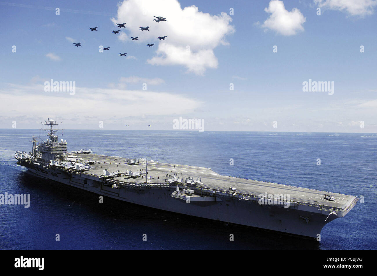 Nel Mare della Cina del Sud, lo US Navy (USN) Nimitz-class portaerei USS ABRAHAM LINCOLN (CVN 72) e aeromobili assegnati al vettore Air Wing due (CVW-2) eseguire una dimostrazione dell'antenna. Foto Stock