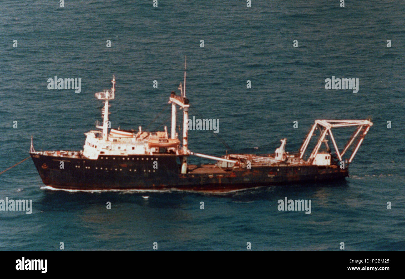 Porta antenna vista laterale della ex marina russa Sura classe boa di ormeggio gara KIL-32 in traino, lungo il tragitto per un paese straniero per la rottamazione e lo smaltimento. Foto Stock