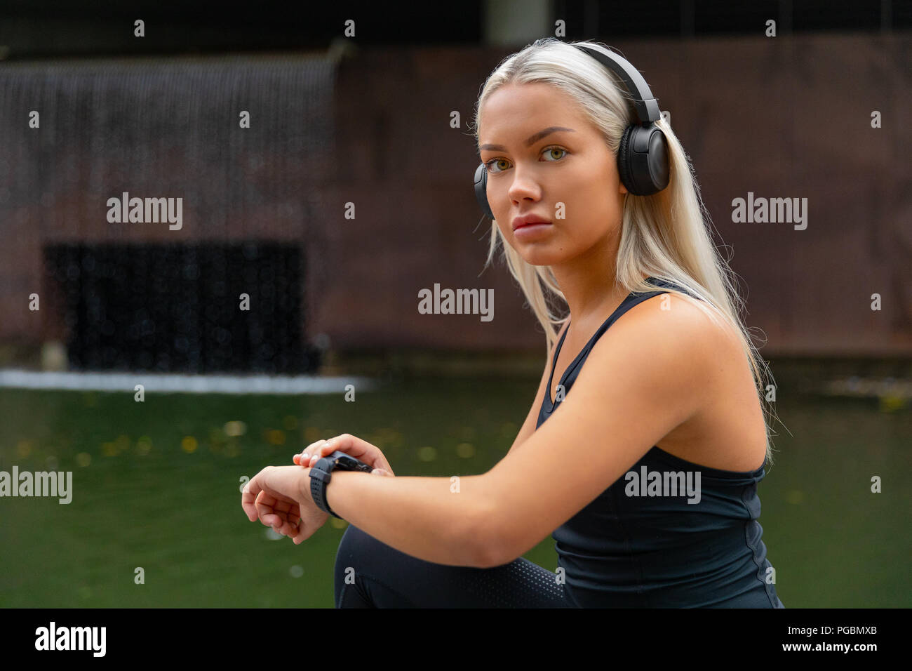 Donna impostazione di fitness orologio smart device per la corsa Foto Stock