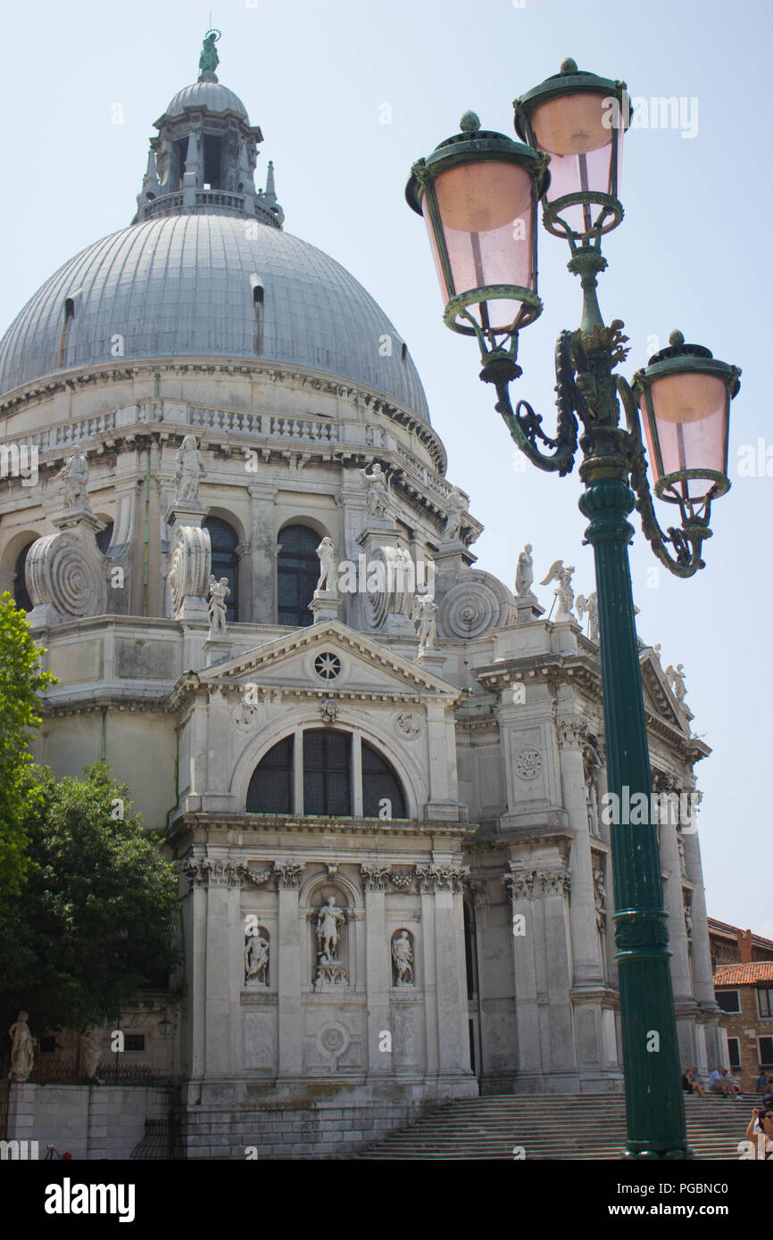 Lampione davanti alla Basilica di Santa Maria della Salute Foto Stock