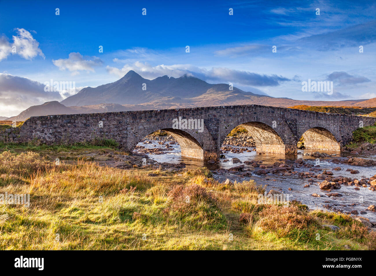 Il vecchio ponte di Sligachan e il Cuillins, Isola di Skye, Ebridi Interne, Highland, Scotland, Regno Unito Foto Stock