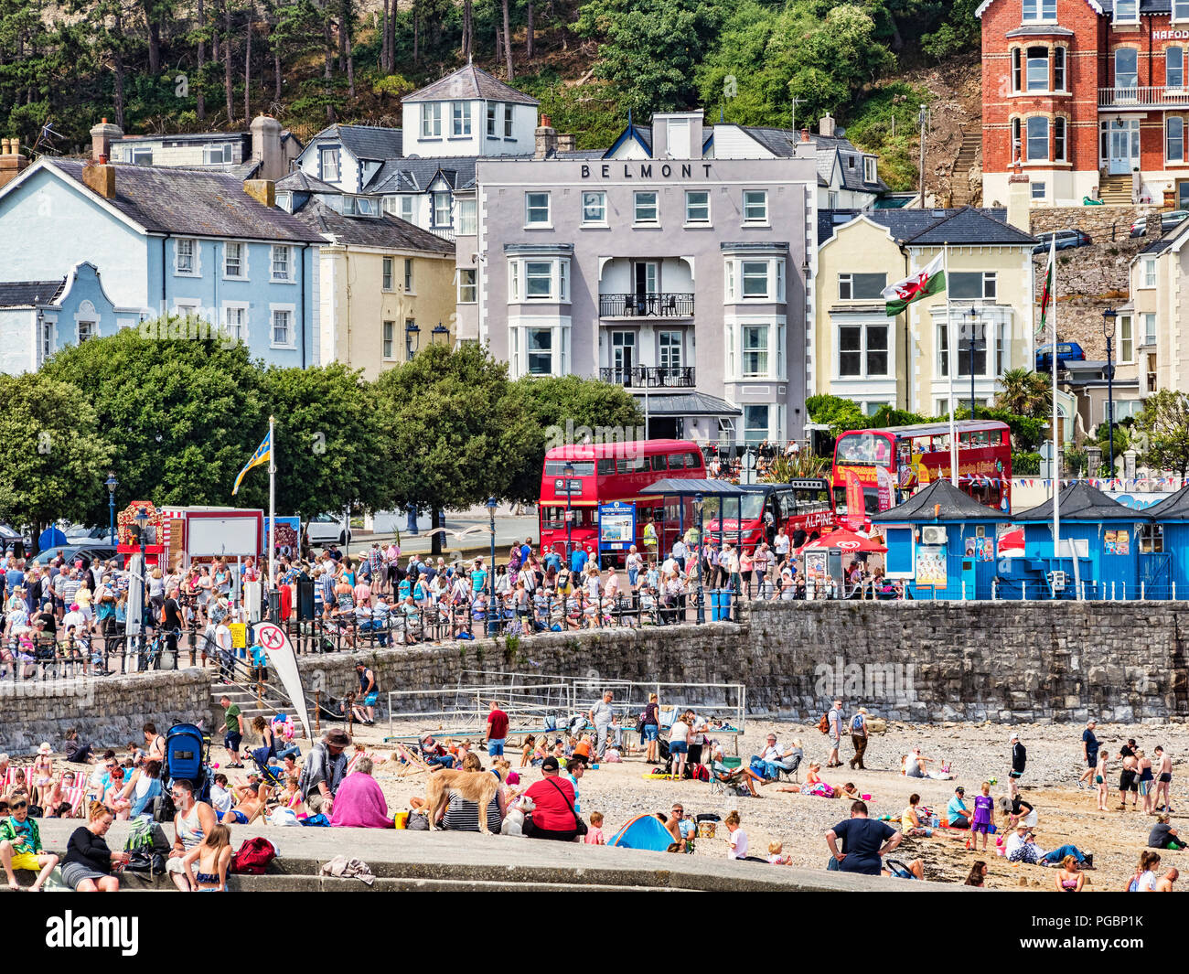 25 Luglio 2018: Llandudno, Conwy, Regno Unito - la spiaggia e il lungomare in un giorno di estate durante la canicola di luglio. Foto Stock