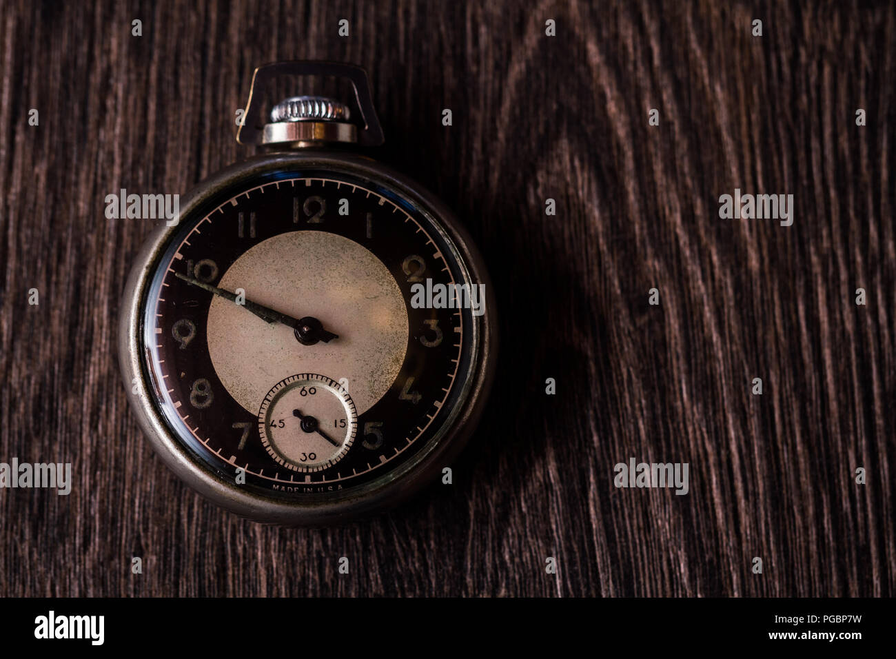 Antico orologio da tasca su sfondo marrone Foto Stock