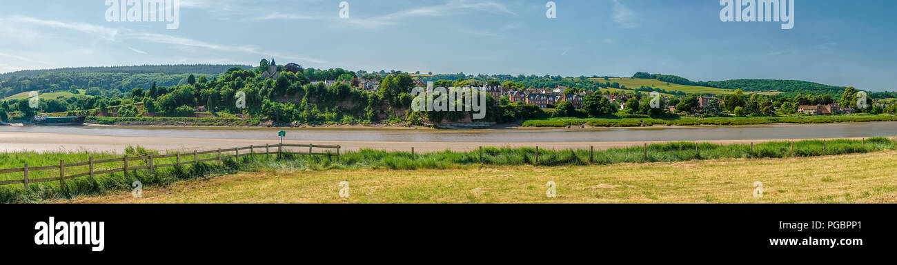 Vista panoramica di Scandicci ha sul Severn da Arlingham sulle rive del fiume Severn, Gloucestershire, Regno Unito Foto Stock