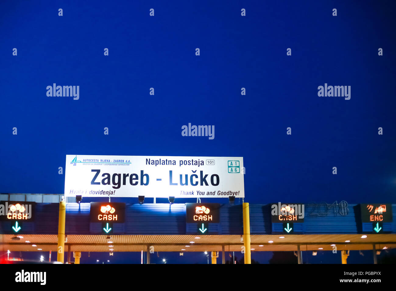Zagabria, Croazia - August 1th, 2018 : segno Zagabria - Lucko sul casello autostradale Lucko al tramonto a Zagabria in Croazia. Foto Stock