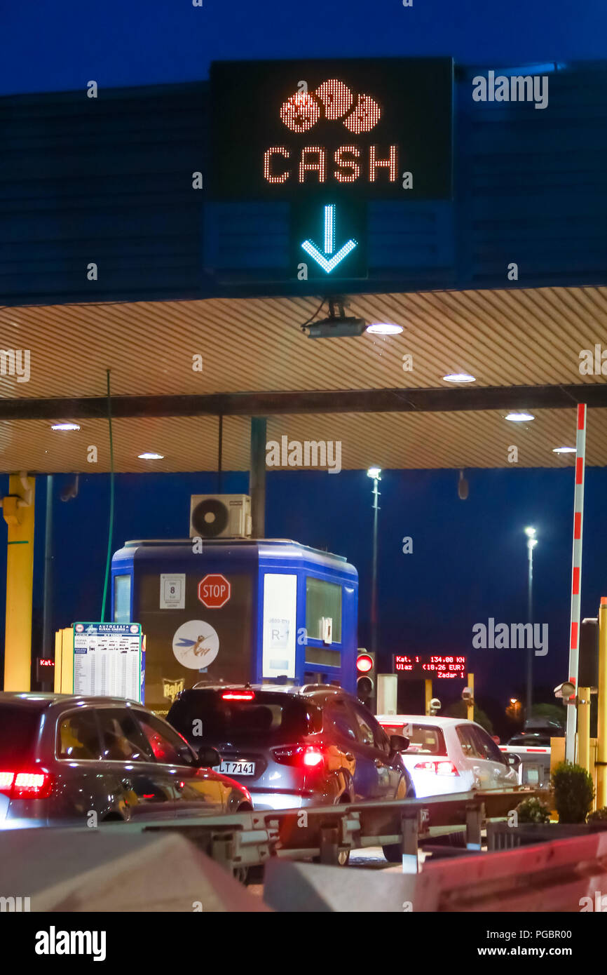 Zagabria, Croazia - August 1th, 2018 : Automobili in attesa in lain sul casello autostradale Lucko al tramonto a Zagabria in Croazia. Foto Stock