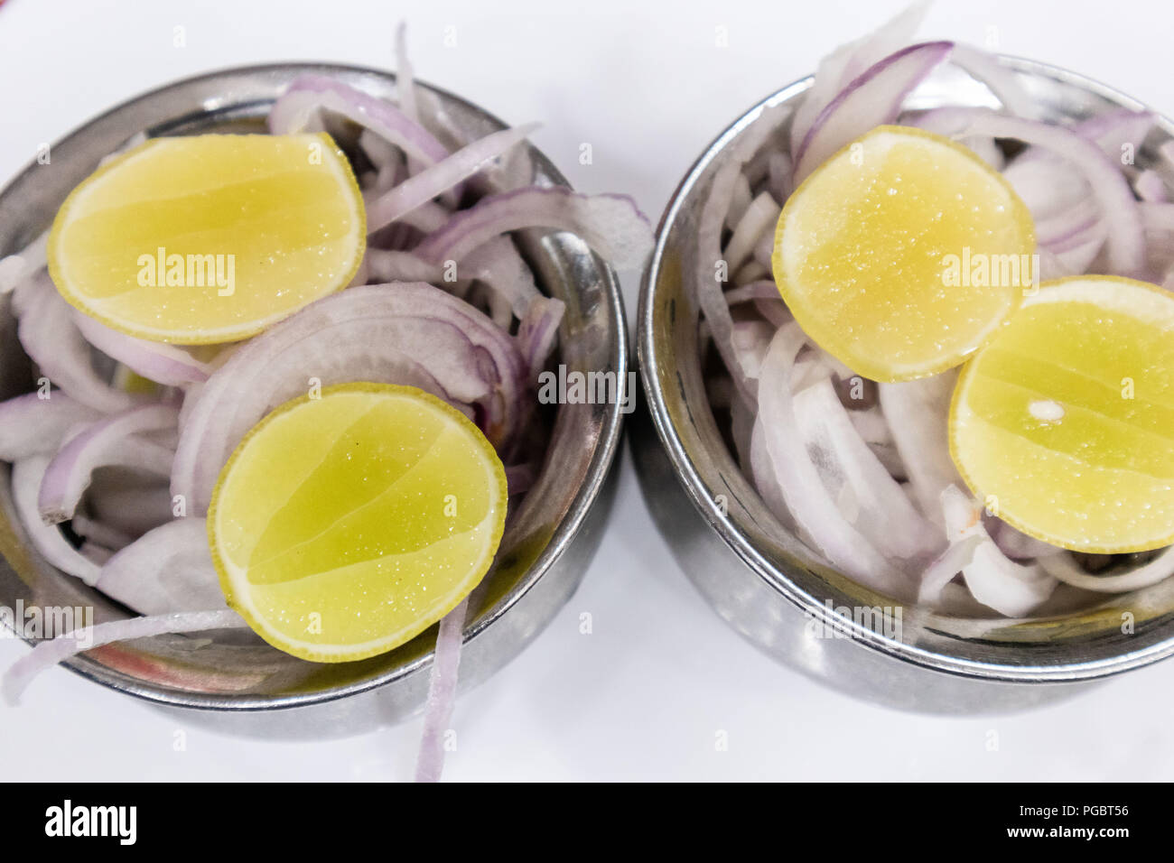 Primo piano di fette di cipolla e spicchi di lime Foto Stock