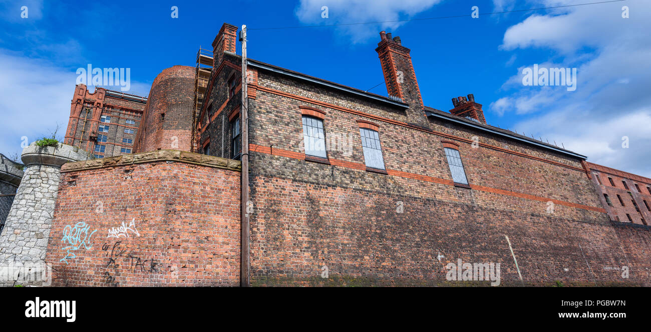I lavori di ristrutturazione del magazzino del sud (1852-55) e Stanley Dock Tobacco Warehouse (1901) Regent Road, Liverpool, Merseyside England, Regno Unito Aprile 2018. Foto Stock
