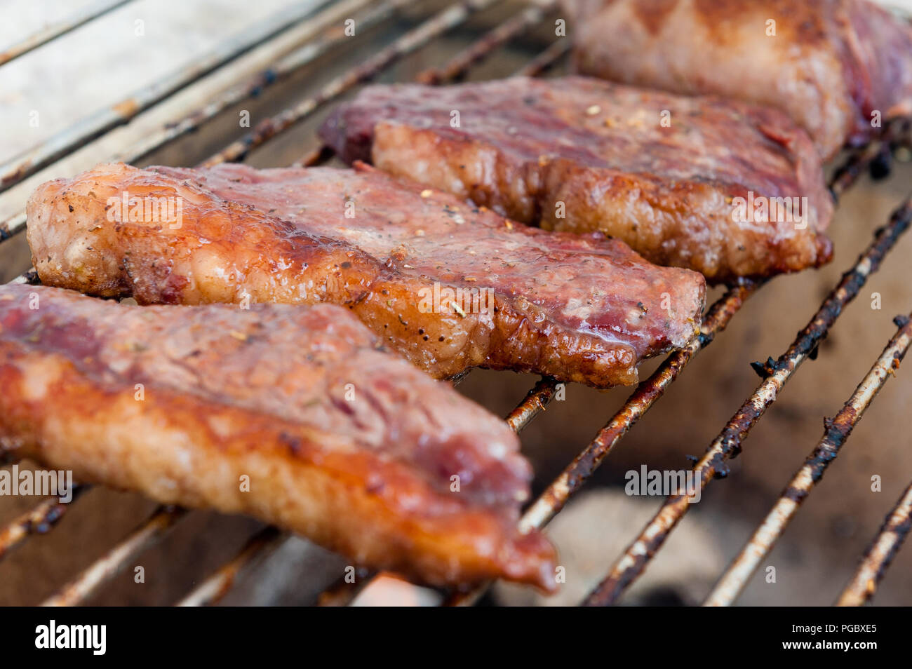 Picanha brasiliana barbecue di carne sul fuoco di carbone. Foto Stock
