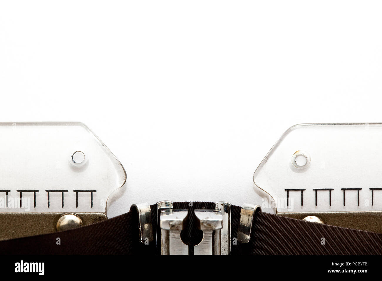 Bianca vuota nella pagina della carta sul retro i nastri inchiostratori per macchine da scrivere con copia spazio. Foto Stock