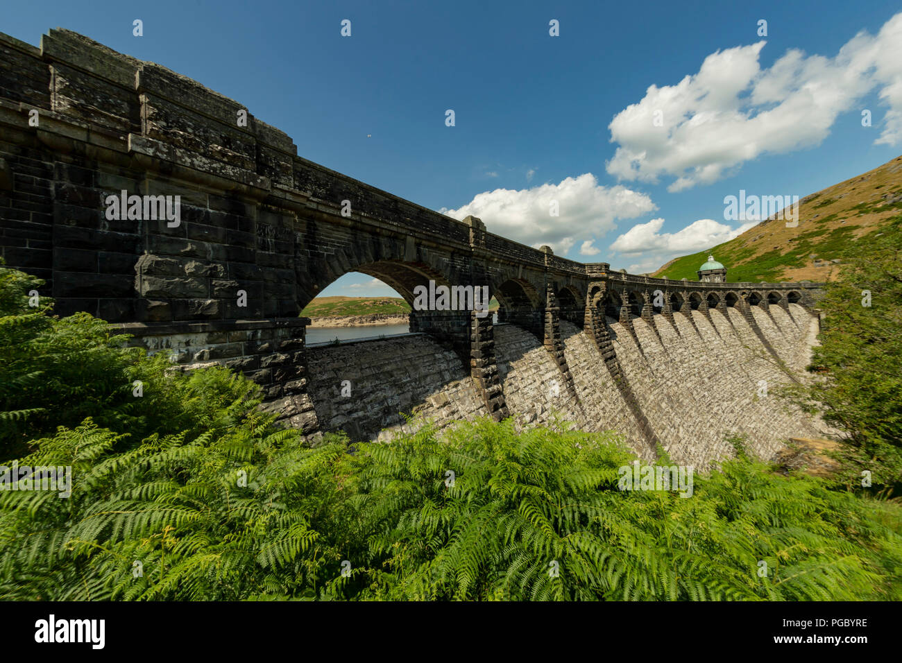Craig Goch Dam/serbatoio nell'Elan Vally, dam archi e pareti che hanno normalmente acqua fluente sono a secco Foto Stock