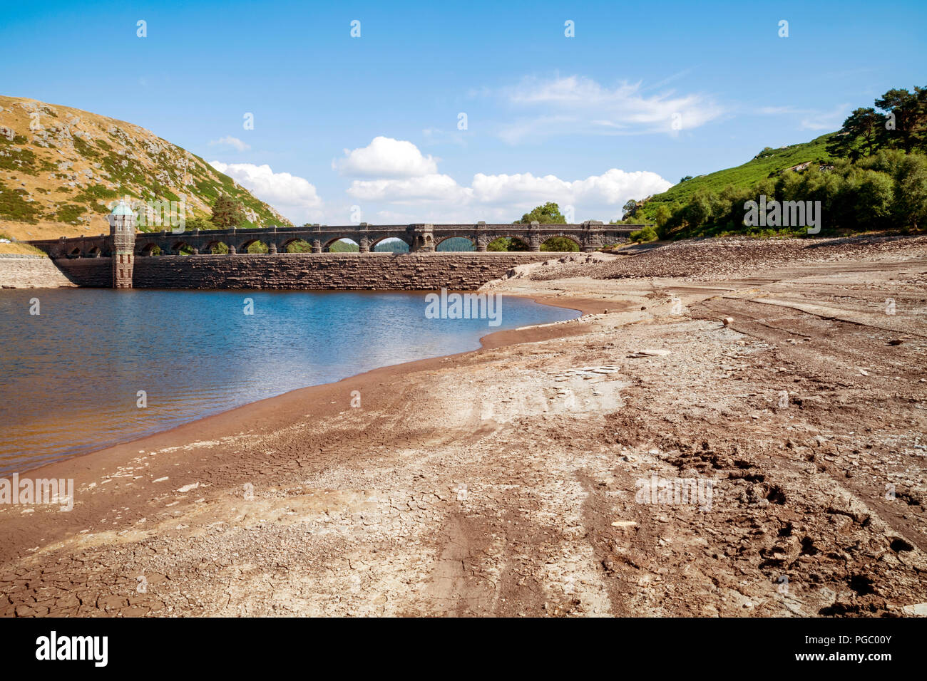 Livelli di acqua estremamente bassi che rivelano la costa a causa del clima caldo attuale nel Regno Unito, normalmente l'acqua sarebbe traboccante gli archi Foto Stock