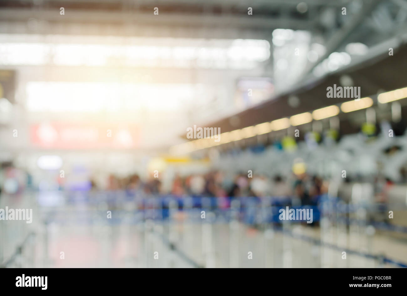 Aeroporto di sfocatura banco check in viaggiatore turistico riga della coda per lo sfondo Foto Stock