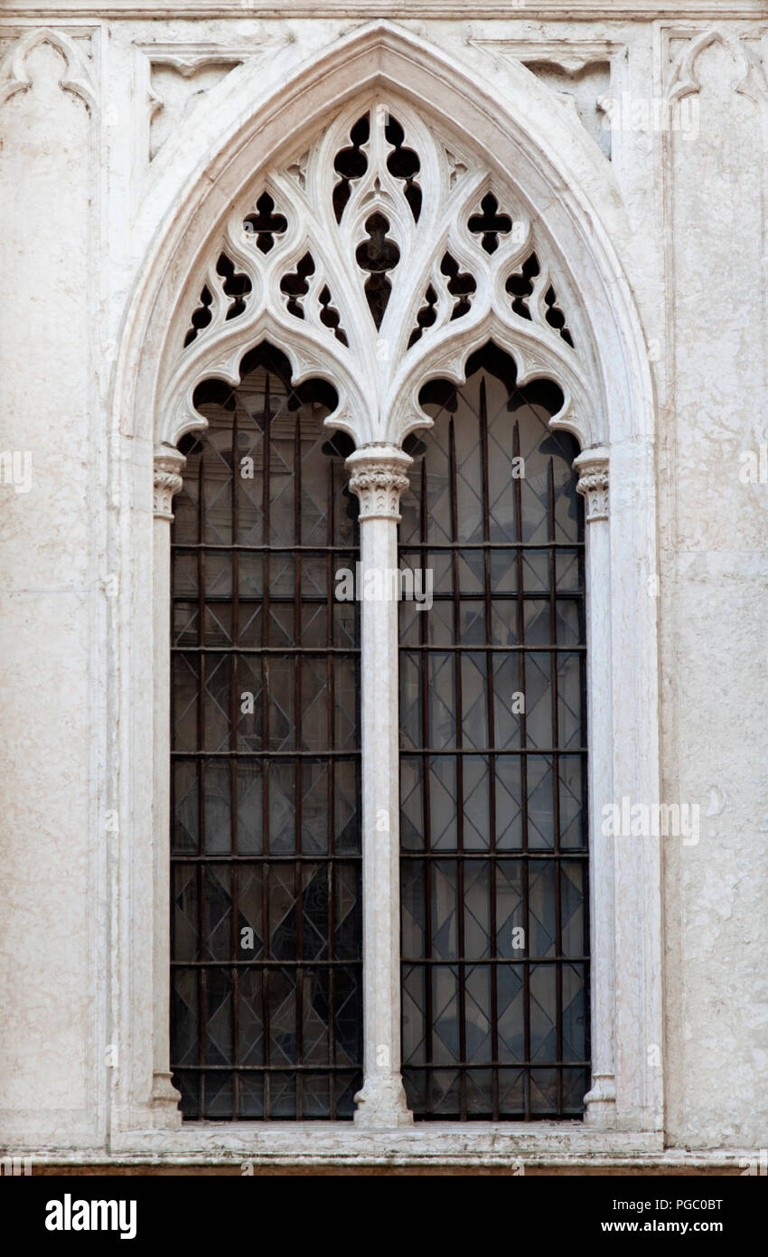 Finestra di una cattedrale gotica Foto Stock