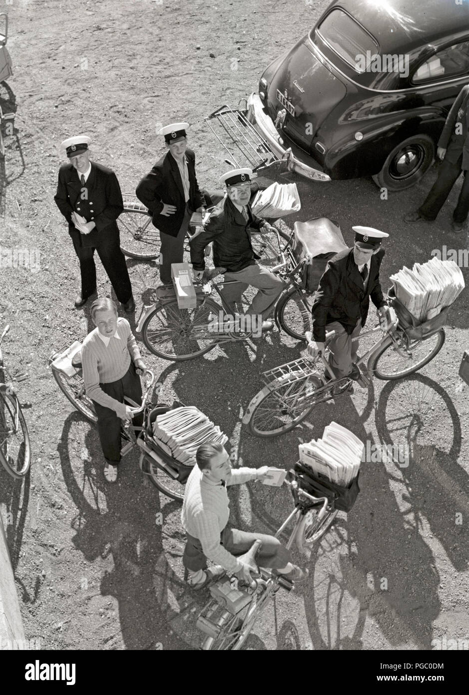 Anni Cinquanta fattori. Il post è pronto per essere consegnato e fattori che sono seduti sulla loro consegna biciclette con le lettere e riviste nel rack di fronte. La Svezia 1951 Photo Kristoffersson AO9-7 Foto Stock
