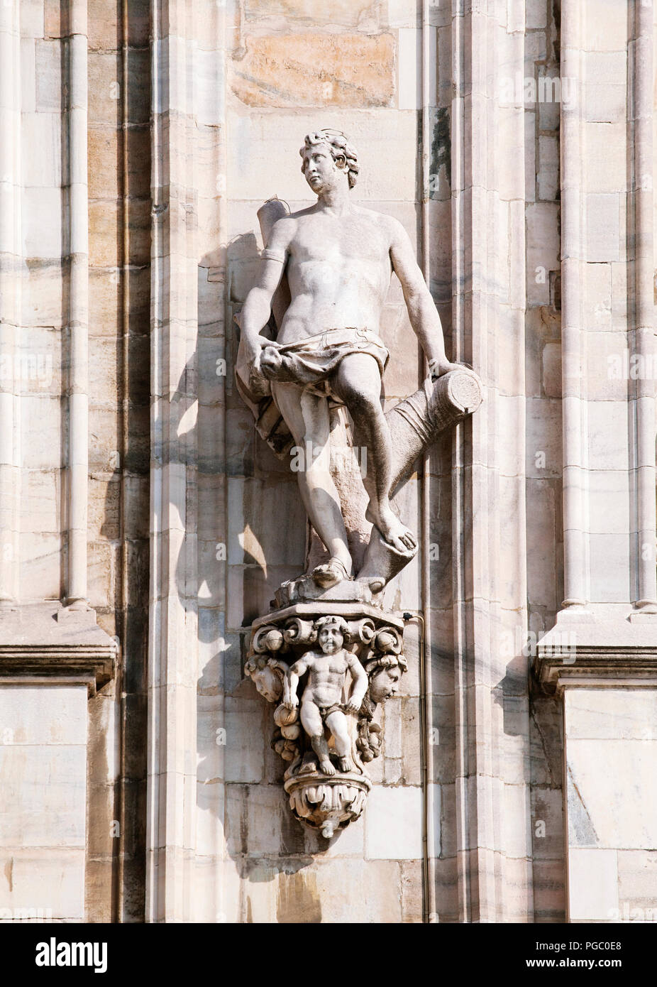 Statua sulla parete del duomo di Milano Foto Stock