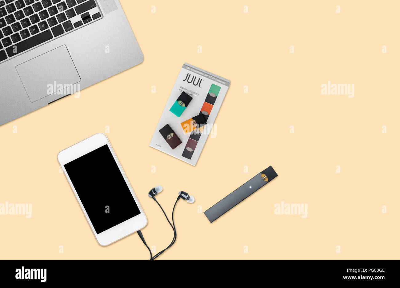 Desktop del telefono e computer portatile con JUUL dispensatore di nicotina Foto Stock