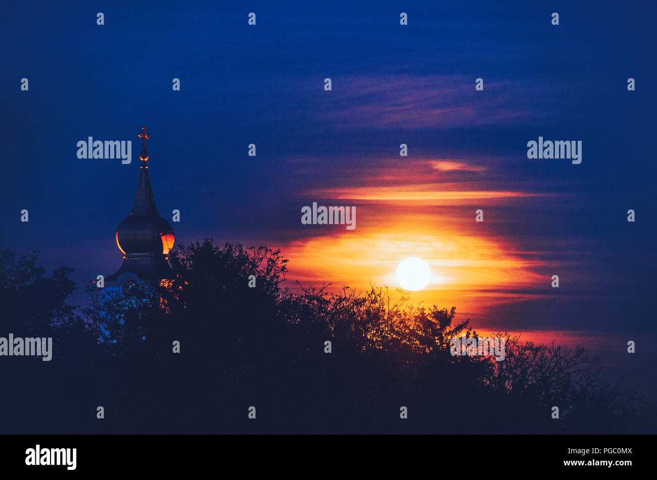 Chiesa ortodossa orientale sotto la luna piena Foto Stock