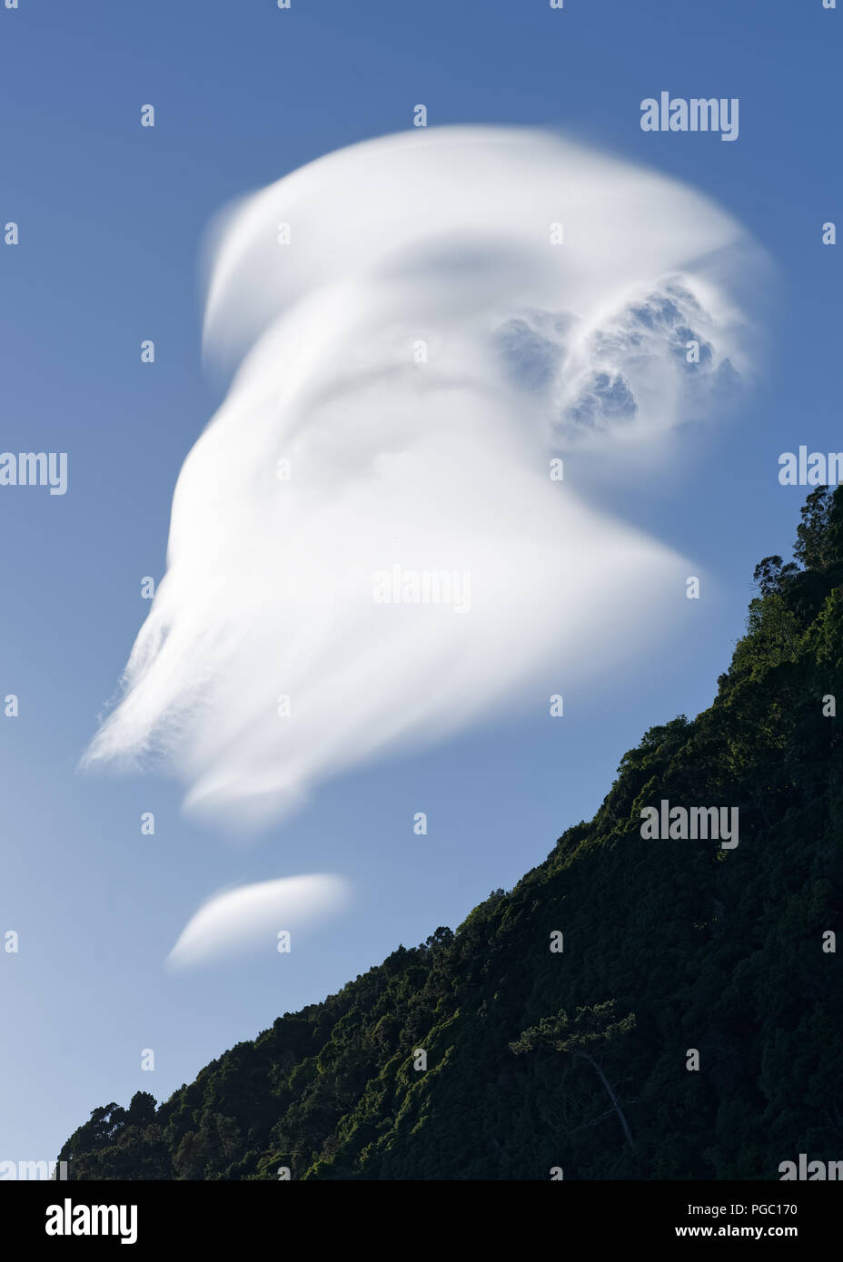 Di fronte a una ripida parete, una nuvola moduli con una particolare forma che ricorda quello di un fantasma - Location: Azzorre, Sao Jorge Island Foto Stock
