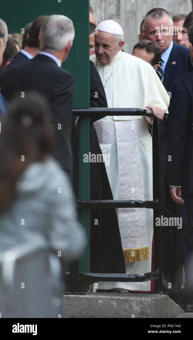 Papa Francesco arriva per un incontro presso i Padri Cappuccini' giorno Centro per senzatetto, Dublino, come parte della sua visita in Irlanda. Foto Stock