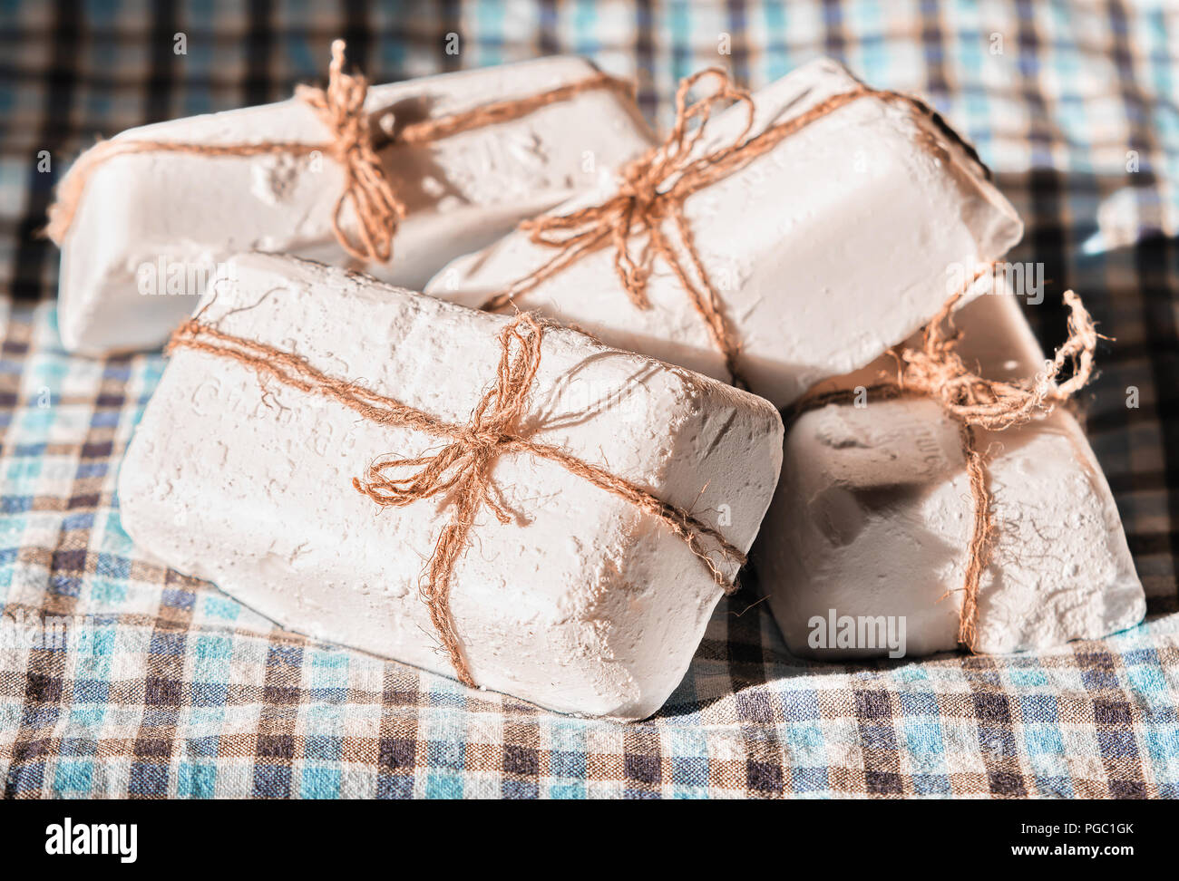 Pezzi di sapone su un panno a scacchi Foto Stock