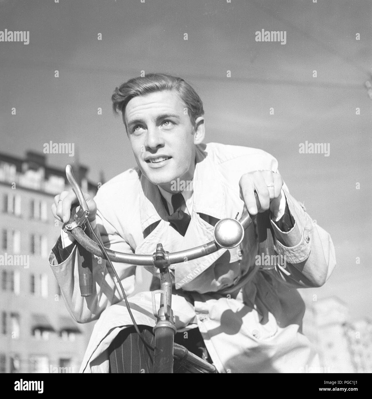 1940s uomo su una bicicletta. L'attore svedese Alf Kjellin su una bicicletta tenendo i manubri. La Svezia 1940. Foto Kristoffersson 157-6 Foto Stock