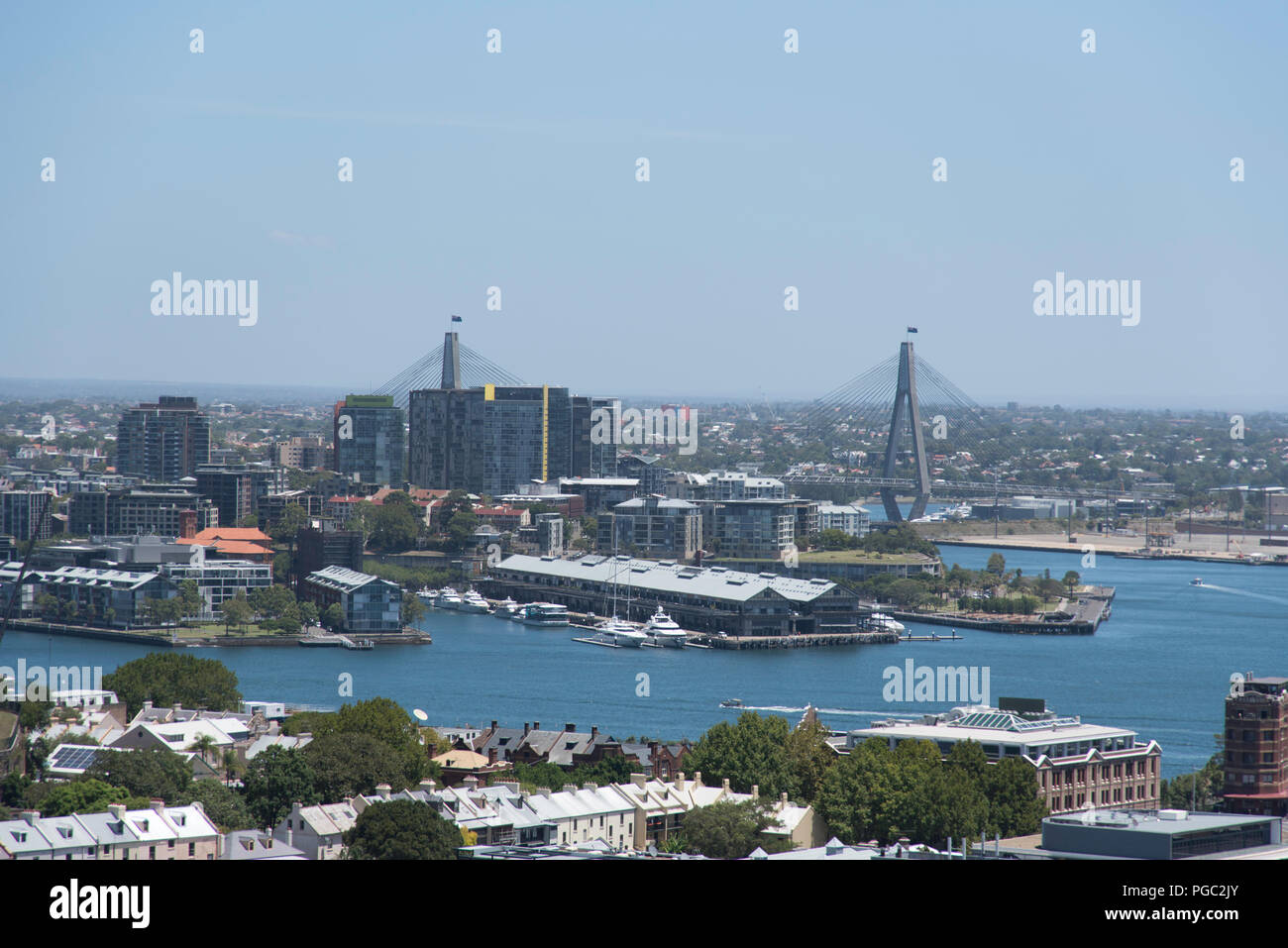 Vista del Ponte del Porto di Sydney Pylon Lookout, guardando verso Anzac Bridge e Balmain Foto Stock