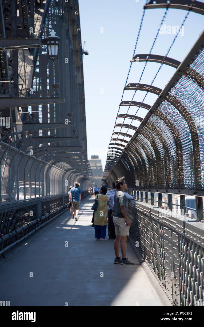 I turisti in cerca di vista dal Ponte del Porto di Sydney la passerella Foto Stock