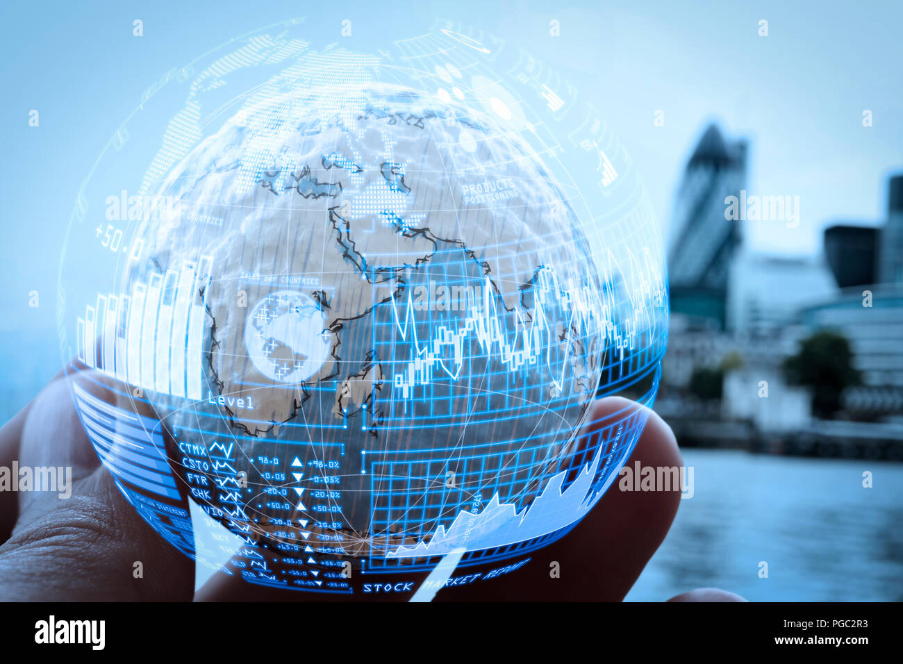 Intelligence (BI) e analisi di business (BA) con gli indicatori di prestazioni chiave (KPI) cruscotto in VR globe forma concetto.close up di imprenditore mano sh Foto Stock