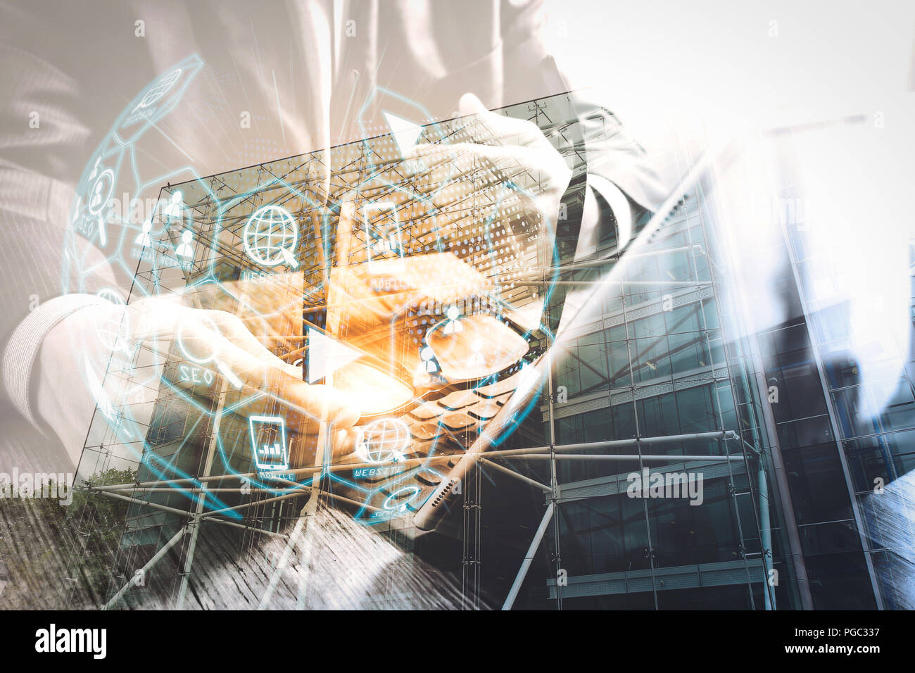 Digital marketing media (sito web ad, e-mail, rete sociale, SEO, video mobile app) nel globo virtuale diagramma di forma.doppia esposizione di business di successo Foto Stock