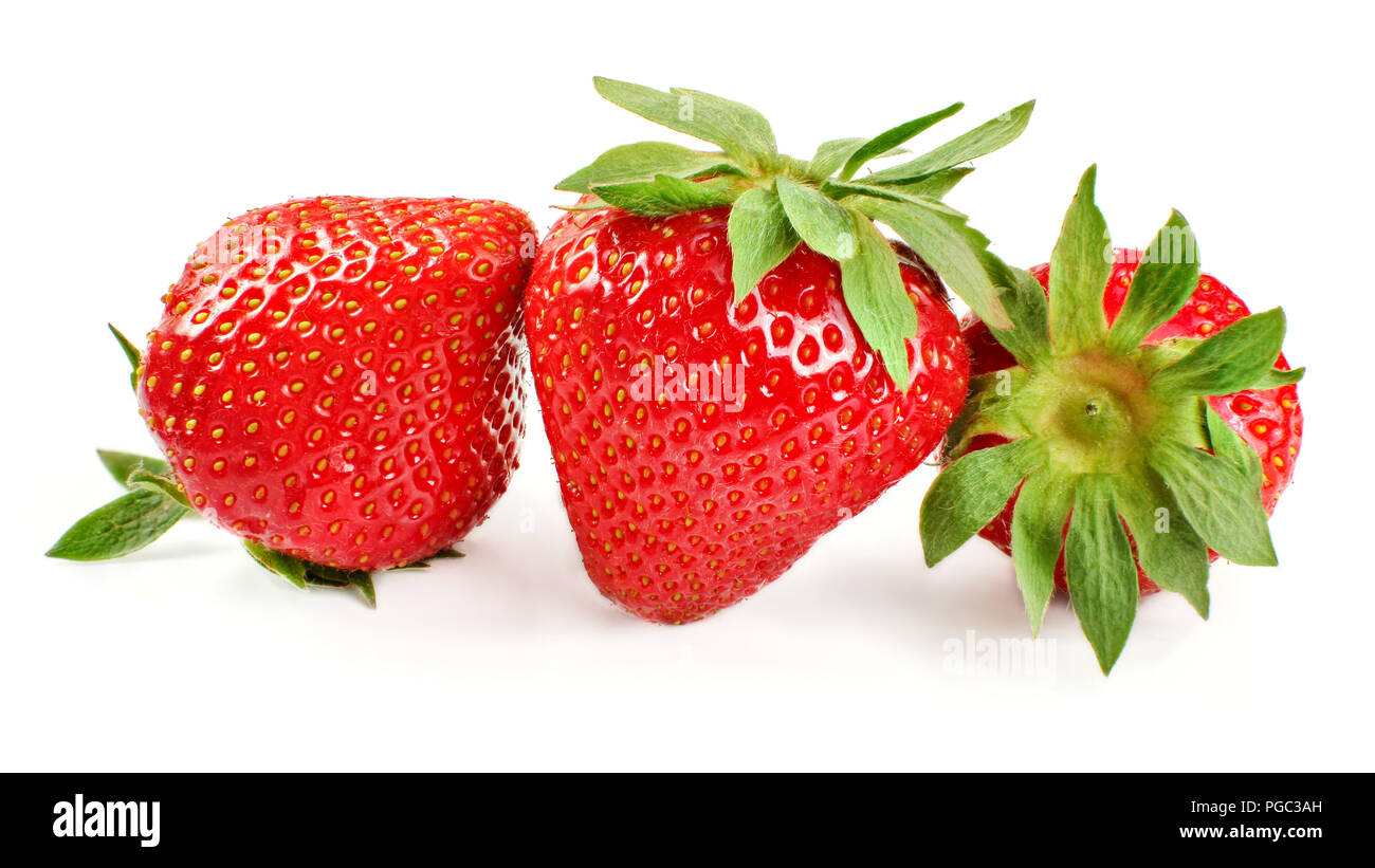 Tre fragole intero isolato su sfondo bianco. Foto Stock