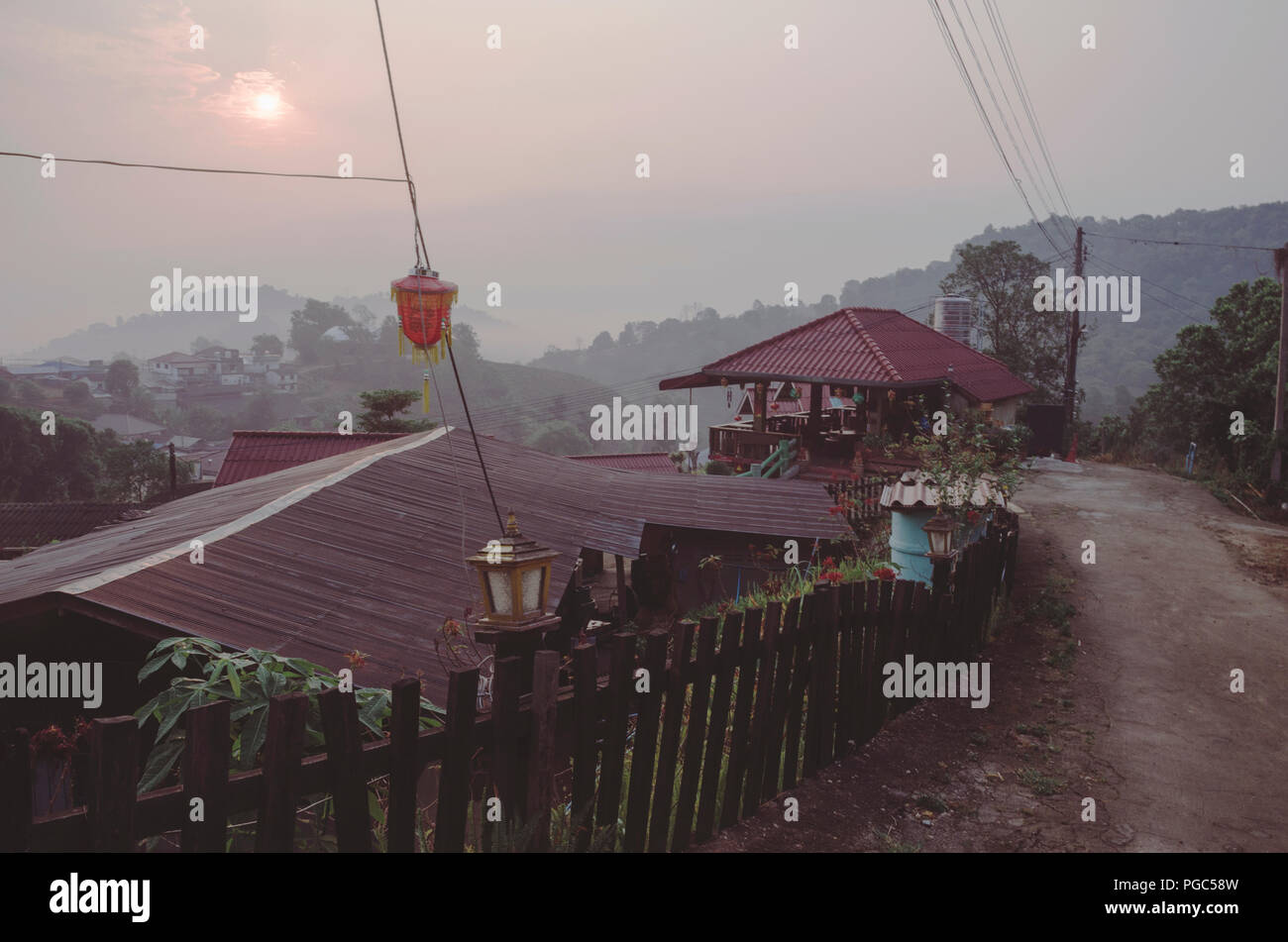 Foschia mattutina/alba sonnolento villaggio immerso in una pittoresca valle nel nord della Thailandia; Mae Salong regione Foto Stock