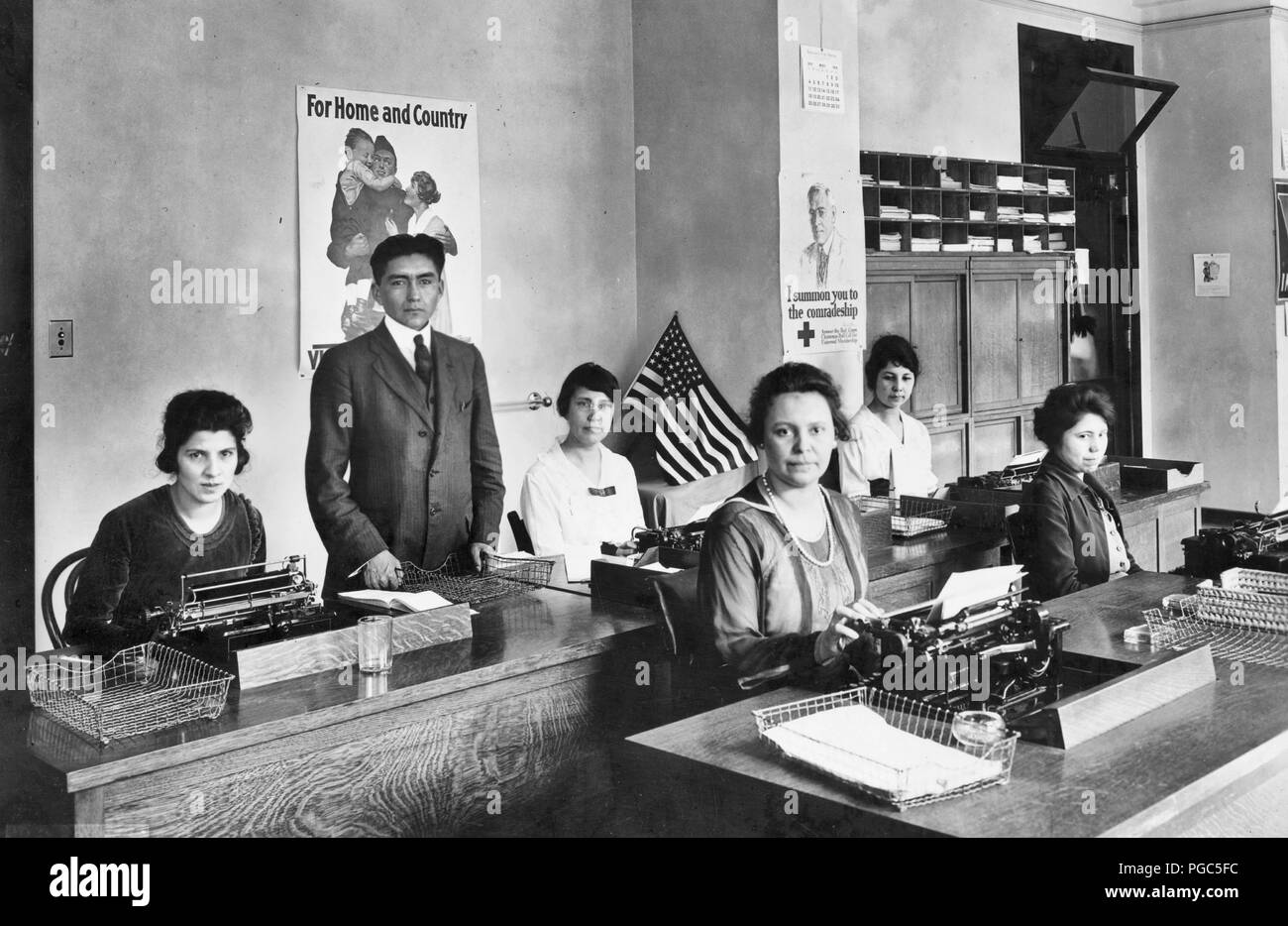 Nativi americani - Stenographers cinque donne seduti a macchine per scrivere e per l'uomo. Circa 1919 Foto Stock
