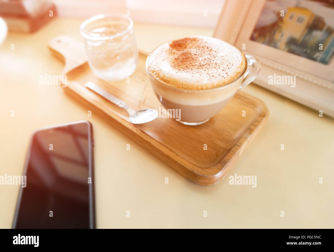 Caffè del mattino in colori caldi di illuminazione sensazione liscia e morbida sfocatura tono. Foto Stock