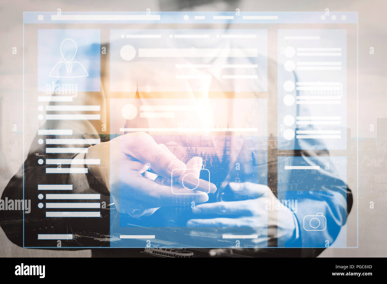 Pagina web browser di social media pagina Interfaccia VR sul computer portatile.doppia esposizione di imprenditore di successo aprire la sua mano offrono pen firmano il contratto Foto Stock