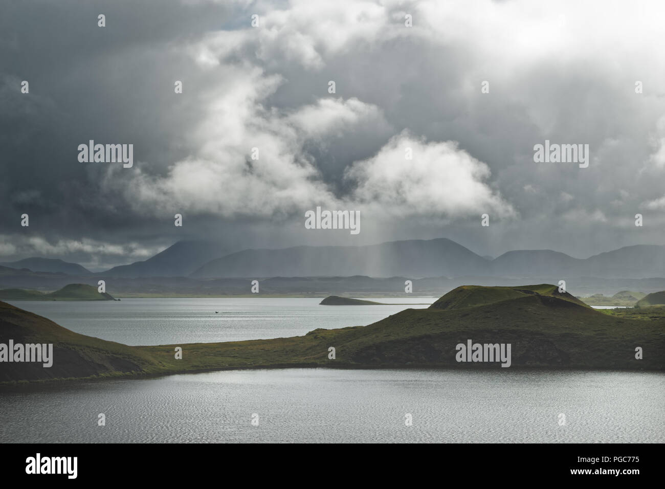 Grande lago con isole, incorniciata dalle montagne di singoli ...