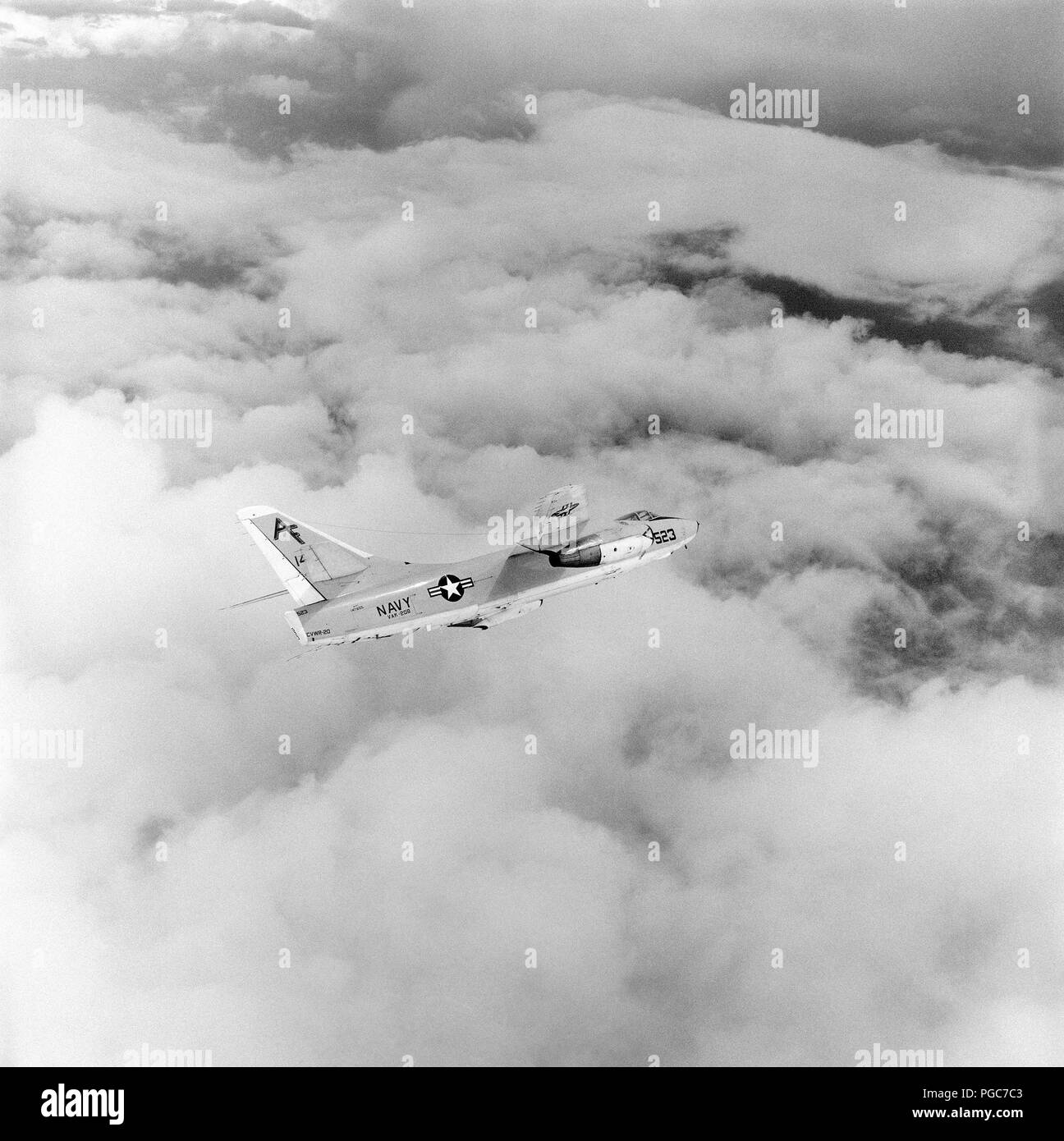 Un aria-aria - Vista laterale destra di una KA-3B Skywarrior aeromobile dell'antenna Refuelling Squadron 208 (VAK-208) nel corso di un intervallo di destinazione al Centro Navale di armi, Cina lago. Foto Stock