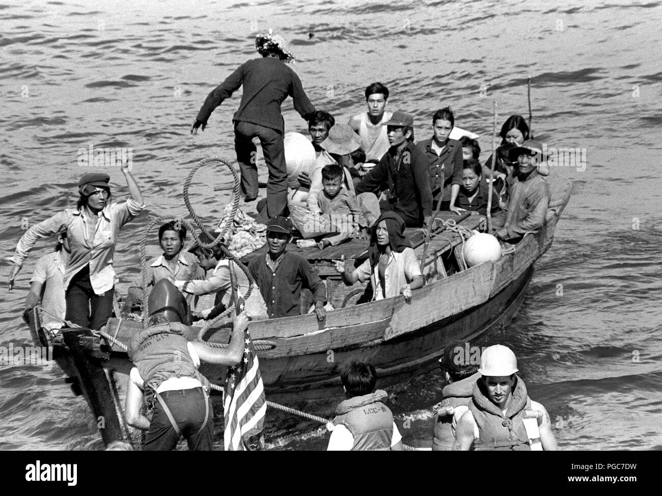 Una linea è fissata a un piede 35 barca da pesca dall'USS Blue Ridge (LCC 19) equipaggio in una vita in barca. Il comando di anfibio nave salvato 35 rifugiati vietnamiti 350 miglia a nord-est di Cam Ranh Bay, Vietnam, dopo che avevano trascorso otto giorni in mare. Foto Stock