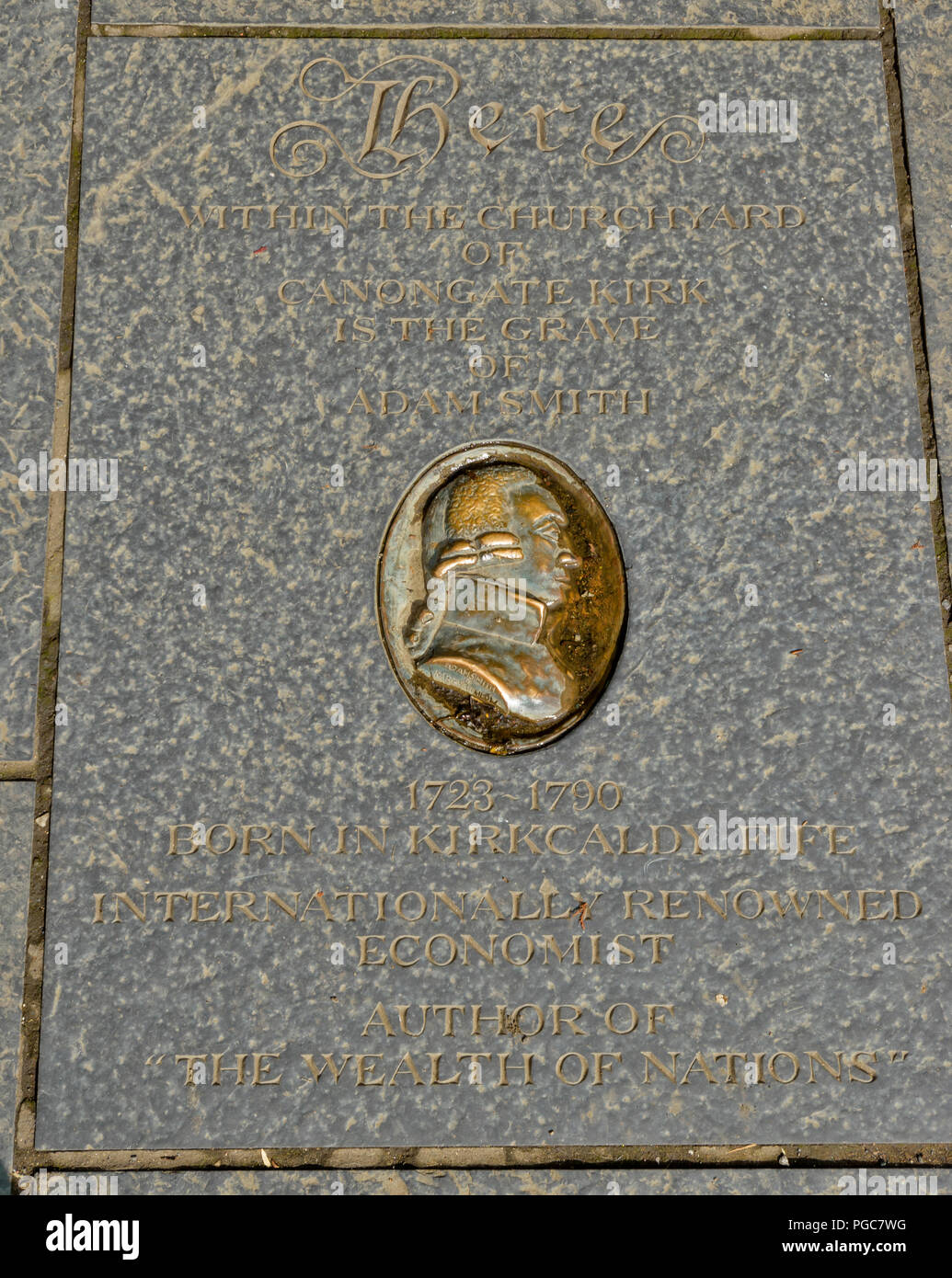 Edimburgo SCOZIA CANONGATE KIRK O CHIESA IN Royal Mile marciapiede di placca di ADAM SMITH autore la ricchezza delle nazioni Foto Stock