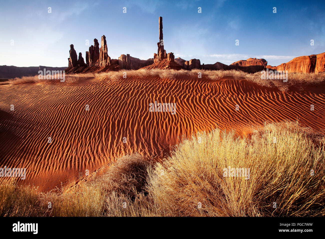 Il Totem Pole e a Yei Bi Chei ballerini. Monument Valley Navajo Nation, Arizona. Foto Stock