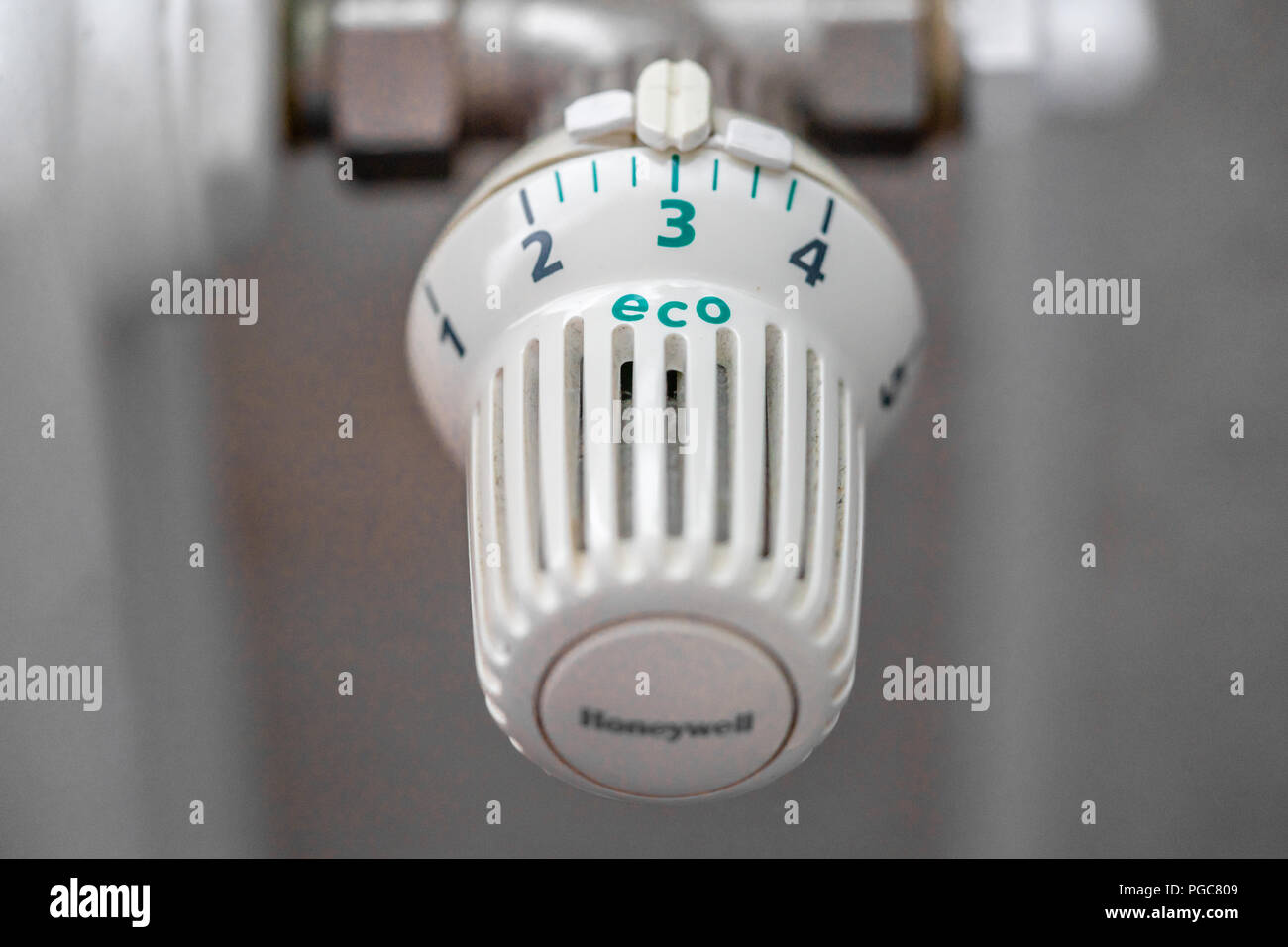 Valvola del termostato del radiatore il selettore della temperatura impostata su energia verde efficiente impostazione eco Foto Stock