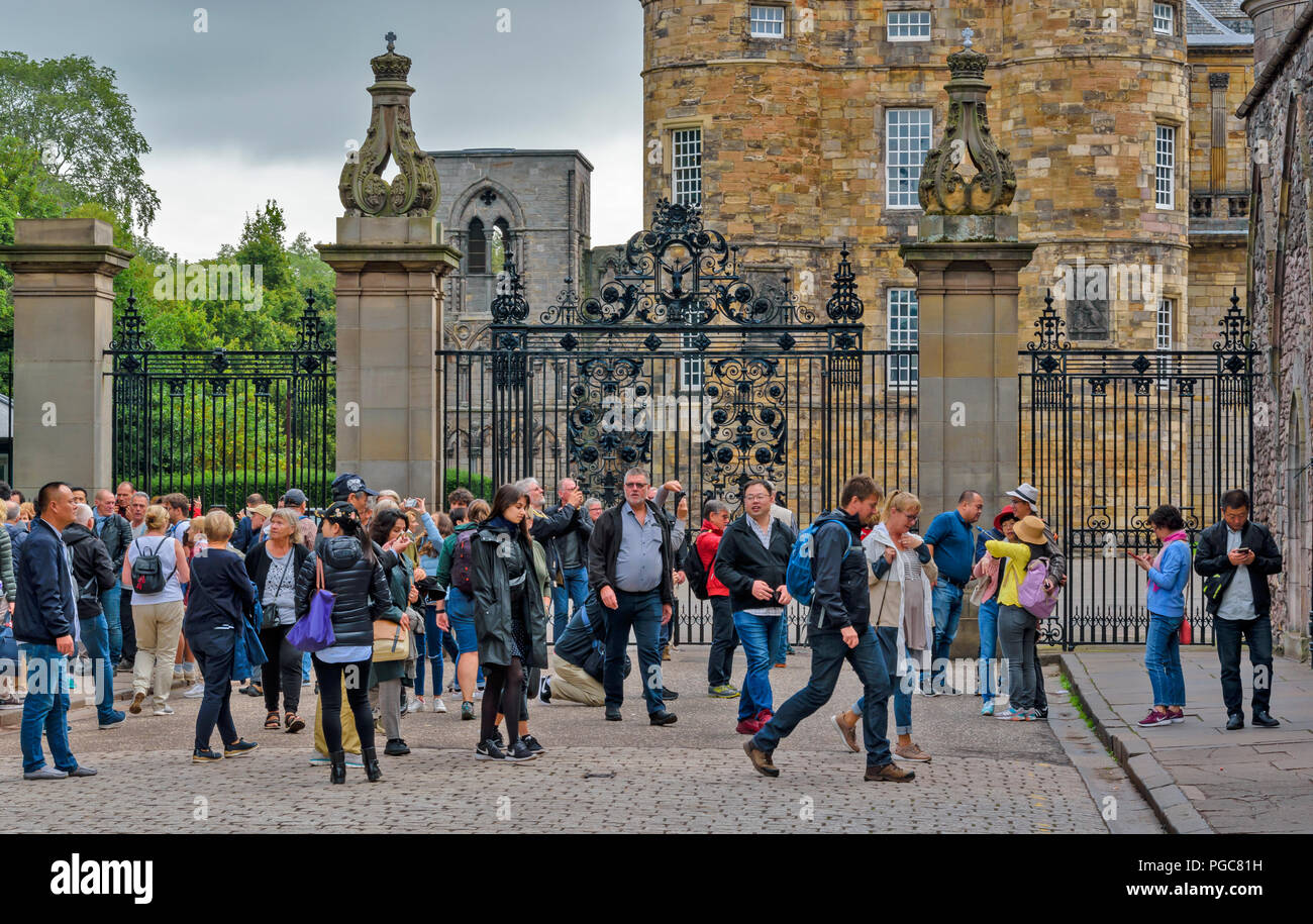 Edimburgo SCOZIA HORSE WYND turisti al di fuori di ingresso al Palazzo di Holyroodhouse Foto Stock