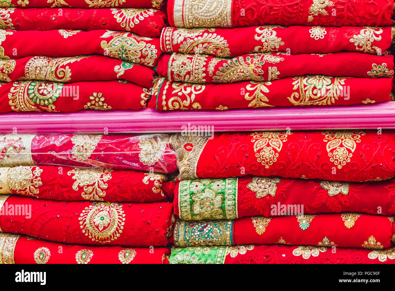 Molto popolari colorate nepalese indiano Sari tessuto per la vendita nel  mercato di Kathmandu in Nepal.Tessuto Concetto di sfondo Foto stock - Alamy