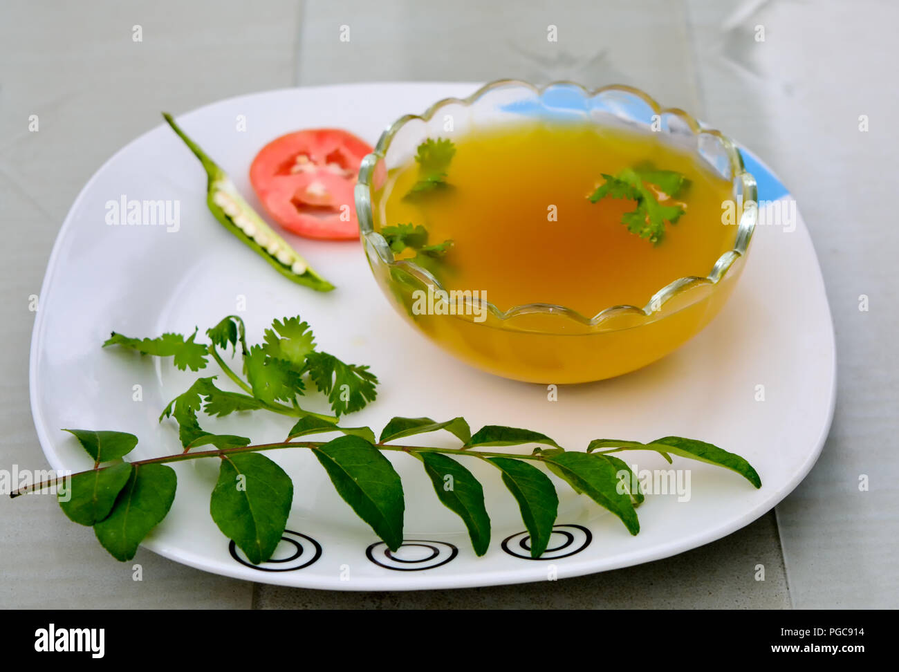 Il brodo vegetale in una lastra decorata Foto Stock