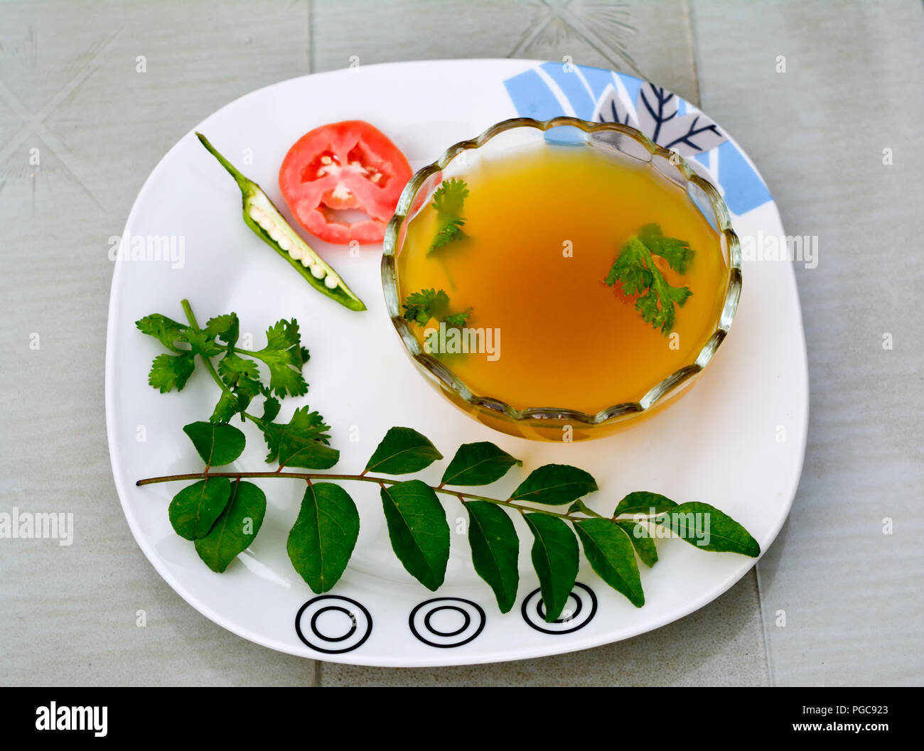 Il brodo vegetale in una lastra decorata Foto Stock