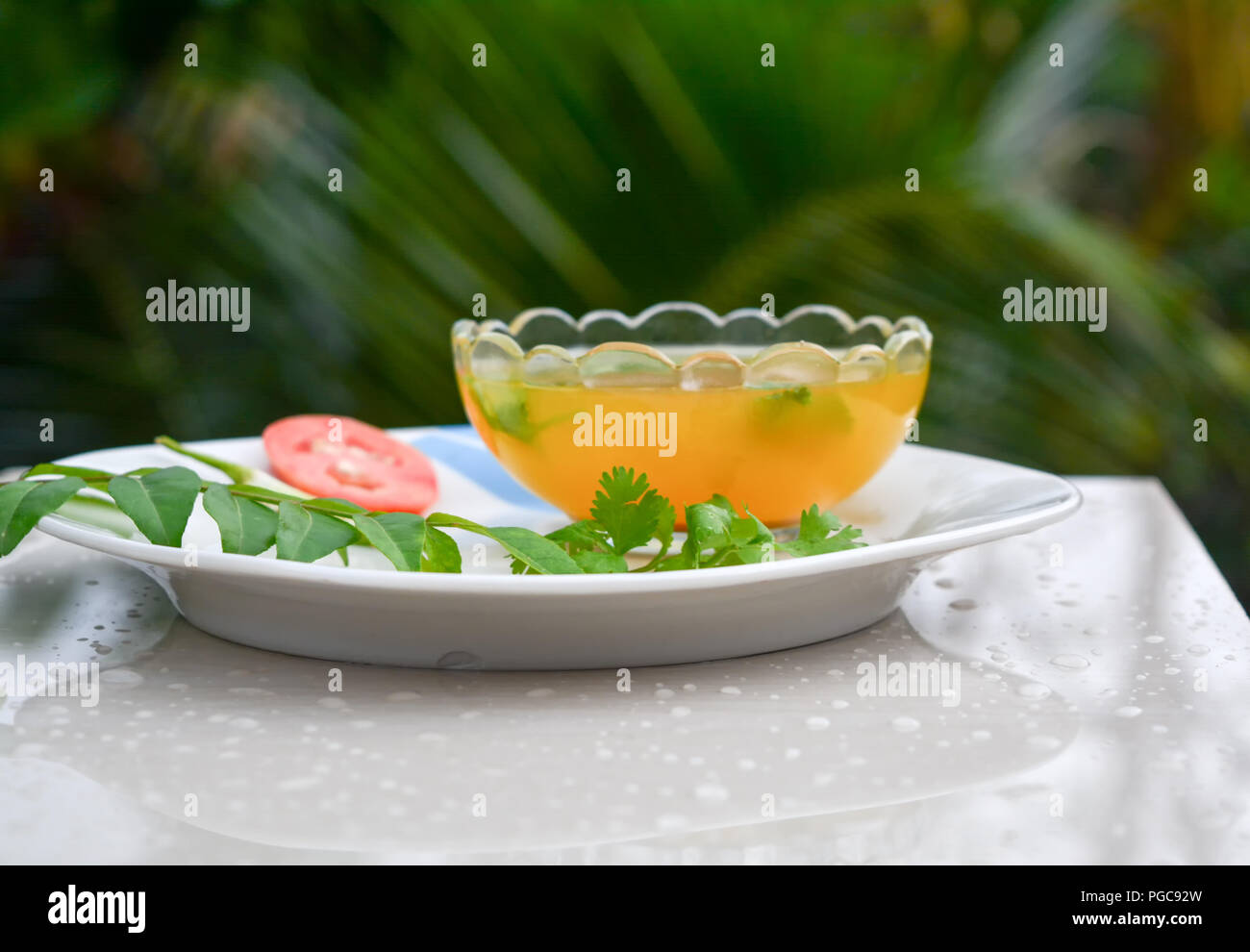 Il brodo vegetale in una lastra decorata Foto Stock