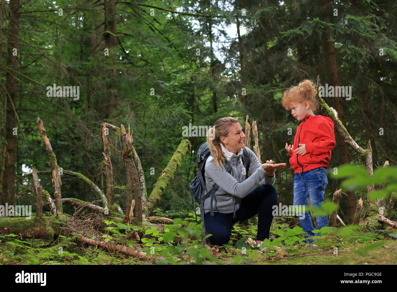 All'aperto con Kid nella foresta che mostra le cose Foto Stock