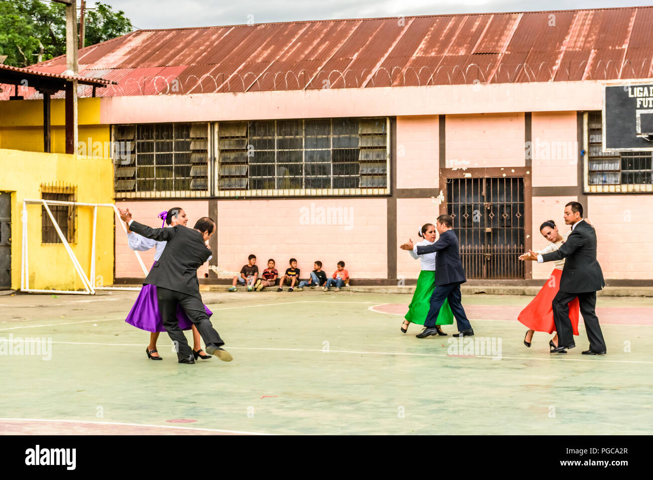 San Juan del Obispo, Guatemala - 3 Agosto 2018: Guatemala ballerini folk eseguire vicino a UNESCO World Heritage Site di Antigua. Foto Stock