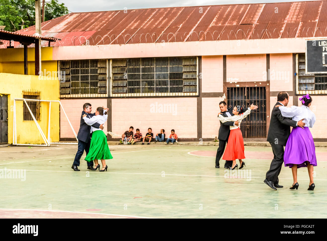 San Juan del Obispo, Guatemala - 3 Agosto 2018: Guatemala ballerini folk eseguire vicino a UNESCO World Heritage Site di Antigua. Foto Stock