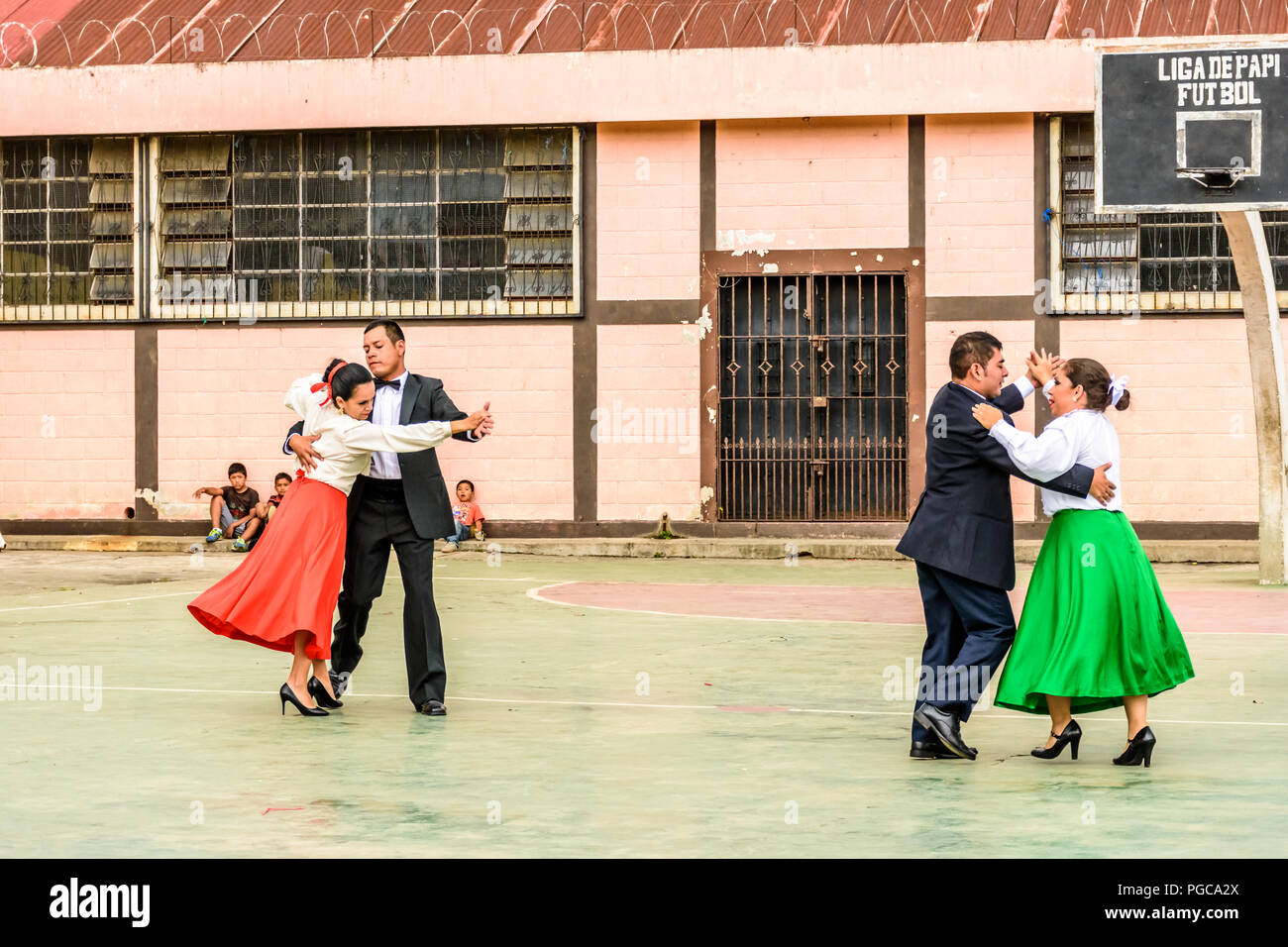 San Juan del Obispo, Guatemala - 3 Agosto 2018: Guatemala ballerini folk eseguire vicino a UNESCO World Heritage Site di Antigua. Foto Stock